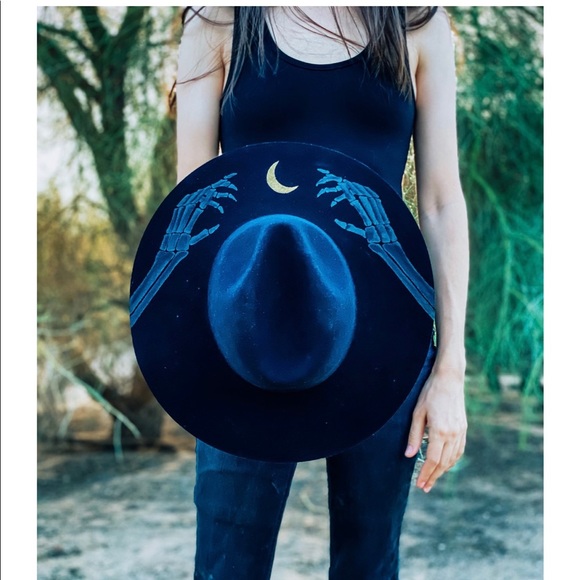 ISO of Luna Bloom: Von, Ringo, or Phoenix - Picture 3 of 3